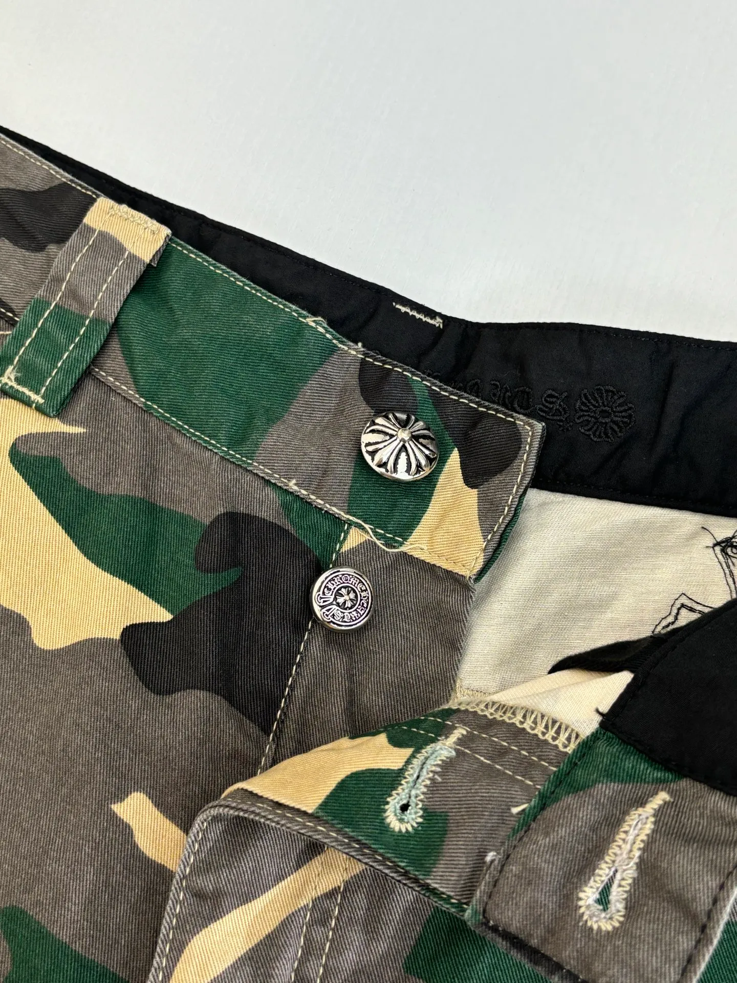 P500 Chrome Heart*/Chrome Heart CH leather camouflage shorts were purchased and developed from a Los Angeles agent for US$2,980. This style is made of custom-made military canvas fabric, restored 1:1 according to the original model, and printed with camouflage patterns. The customization period for the hem sex pattern stamp is 20 days, the minimum order is 1800 pieces, and the color plate is matched. The hardware buckles are all made of electroplated 925 silver material, the weight is perfectly restored, and they are aged and oxidized to black.  Size：S/M/L/XL